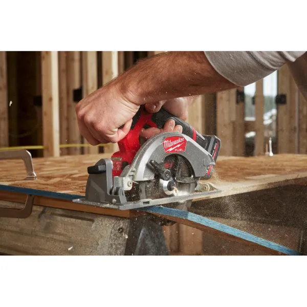 Акумулаторен ръчен циркуляр MIlwaukee M12 FCS442-502X/ 12V/ 2x5Ah