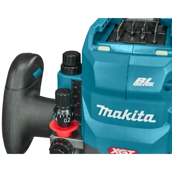 Акумулаторна оберфреза Makita RP001GZ/ 40V