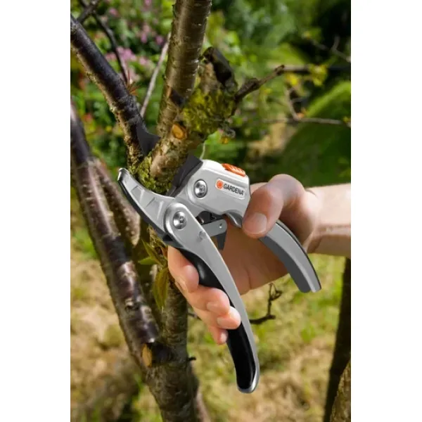 Градинска ножица с лостова система Gardena Comfort SmartCut