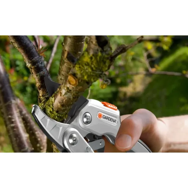 Градинска ножица с лостова система Gardena Comfort SmartCut