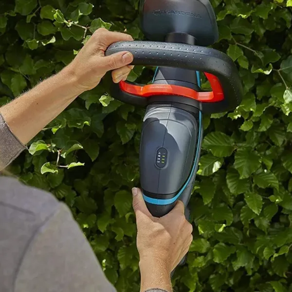 ПРОМО ПАКЕТ! Акумулаторен храсторез ComfortCut 50/18V P4A + подарък зарядно и батерия GARDENA